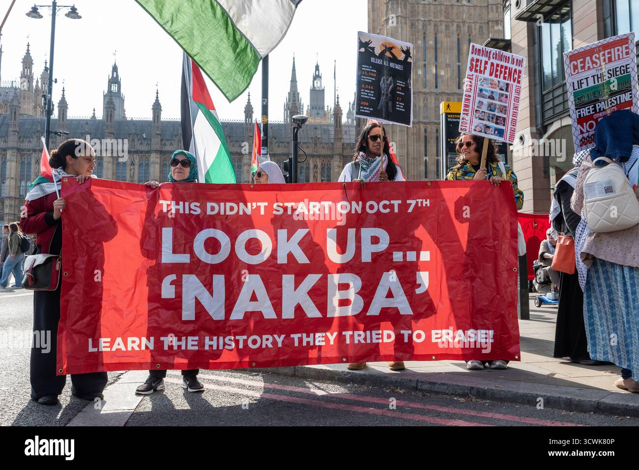 Manifestation nationale pour la Palestine à Westminster, Londres, Royaume-Uni. Bannière de nettoyage ethnique Nakba. Apprenez l'histoire qu'ils ont essayé d'effacer Banque D'Images