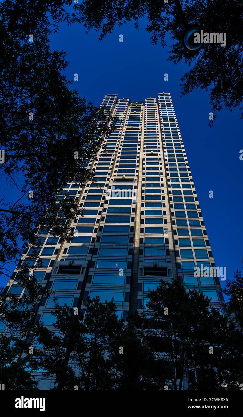 Immeuble contemporain de grande hauteur à Atlanta, en Géorgie, photographié sous un angle bas avec des lignes architecturales épurées et un éclairage spectaculaire, parfait pour les thèmes lik Banque D'Images
