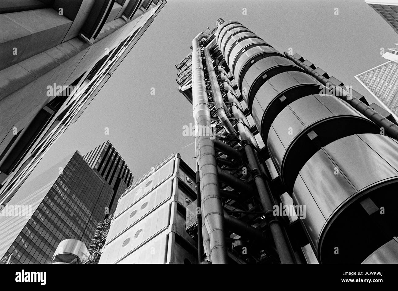 Le bâtiment Lloyds et les immeubles de bureaux environnants dans la City de Londres, Royaume-Uni, regardant vers le haut Banque D'Images