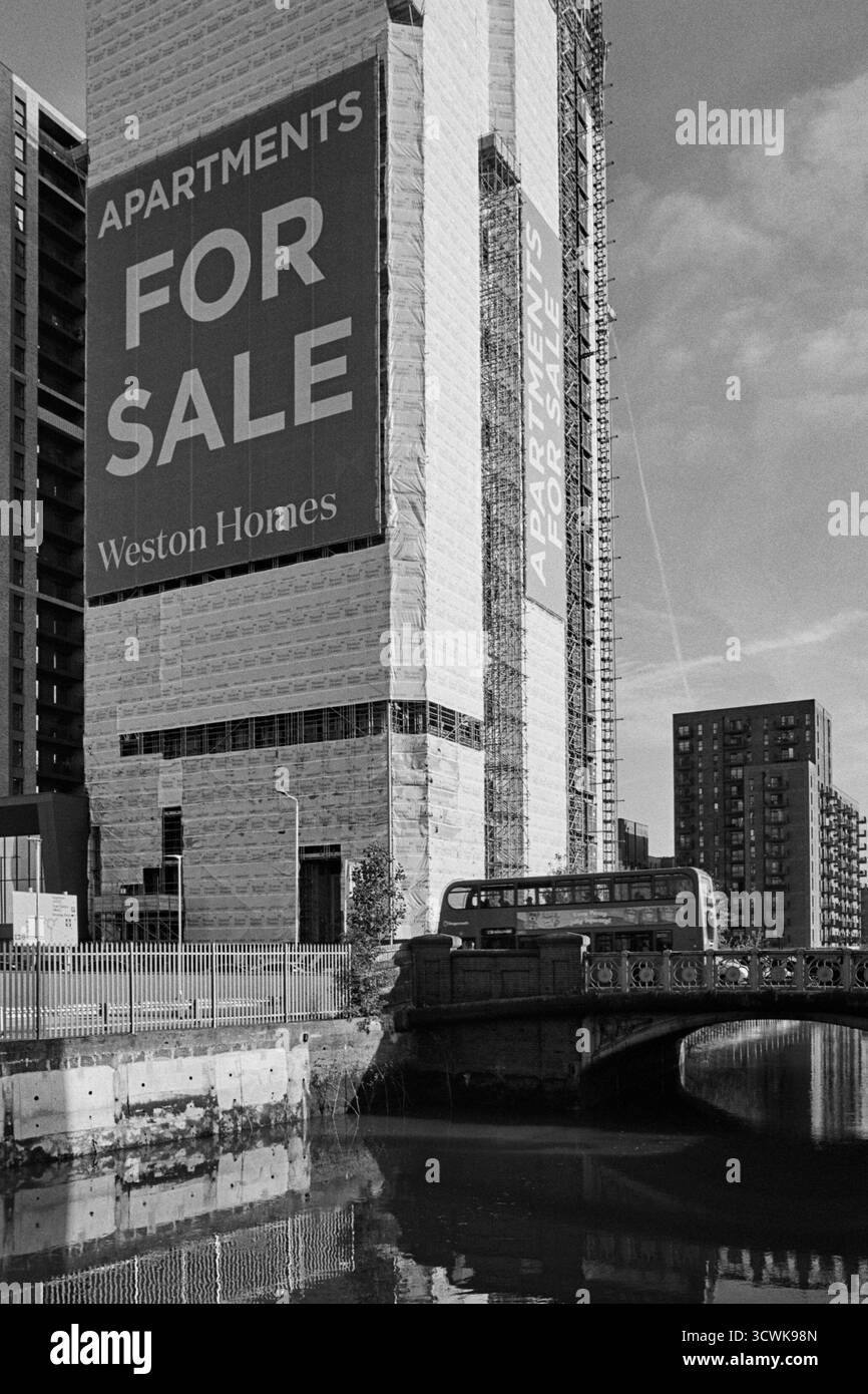 Vieux pont sur la rivière Roding à Barking, Grand Londres, Royaume-Uni, avec de nouveaux appartements en construction Banque D'Images