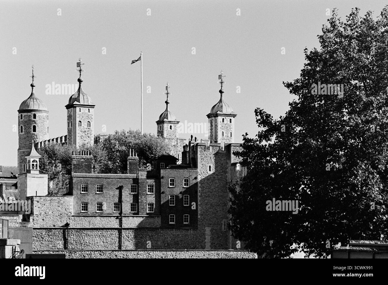 La Tour de Londres, Royaume-Uni, vue vers l'est depuis Tower Hill, en noir et blanc Banque D'Images