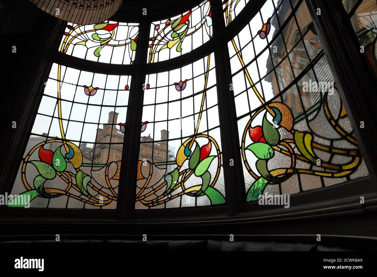 Décorations Art Nouveau tourbillonnantes dans une baie vitrée du pub York Tap sur la gare York. Anciennement la station Tea Rooms. Banque D'Images