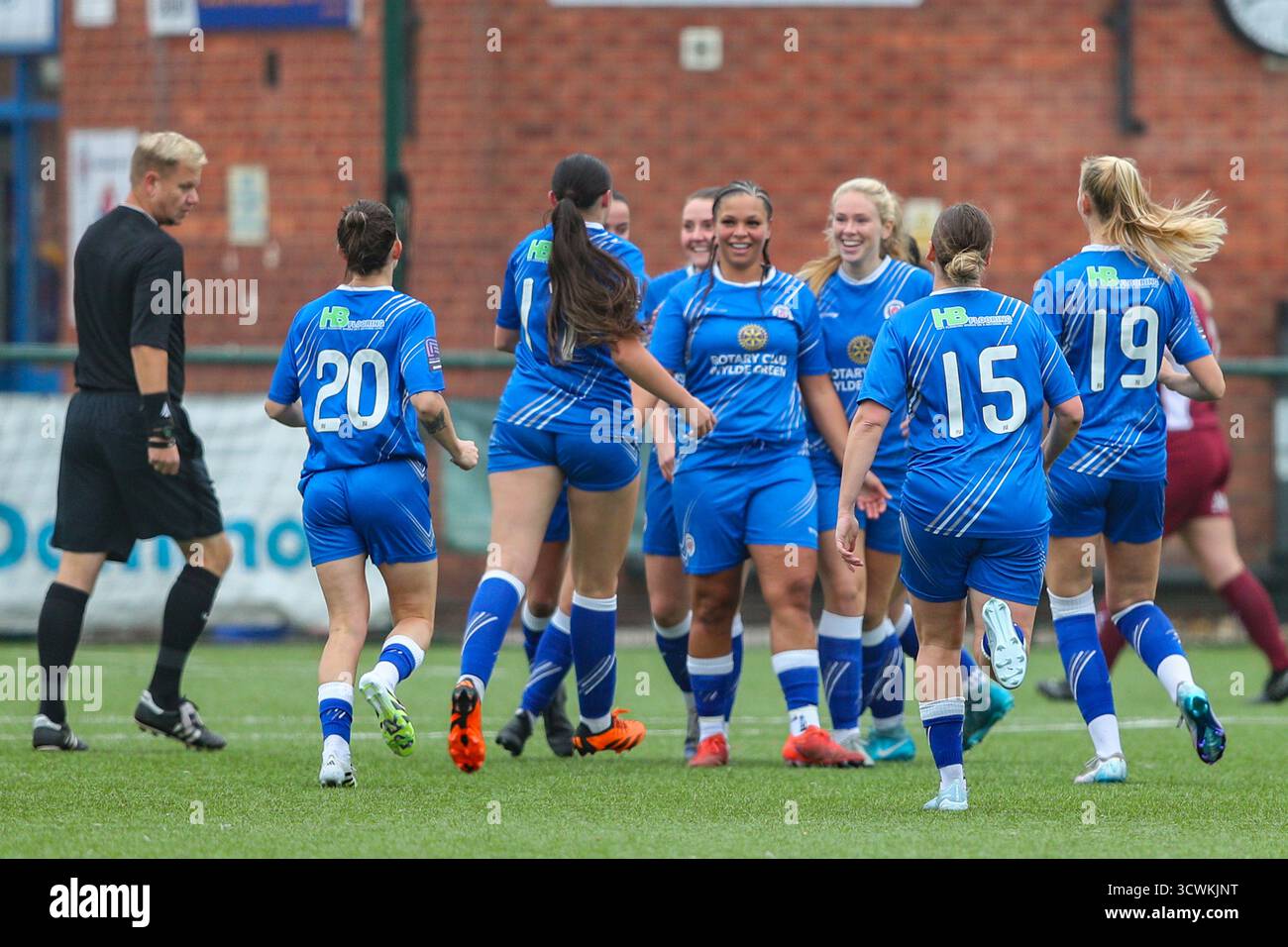 Sutton Coldfield, Royaume-Uni. 12 octobre 2025. Reia Henry de Sutton Coldfield Town Women est libérée par ses coéquipières après avoir marqué le premier but de la Womens National League contre Northampton Town Credit : Clive Stapleton/Alamy Live News Banque D'Images