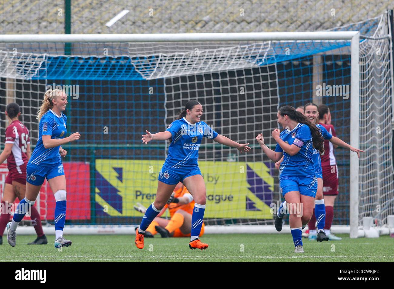 Sutton Coldfield, Royaume-Uni. 12 octobre 2025. Freya Smith de Sutton Coldfield Town Women est félicitée par ses coéquipières Katelyn Smith et Abby Jackson dans le match de la Ligue nationale des femmes contre Northampton Town Credit : Clive Stapleton/Alamy Live News Banque D'Images