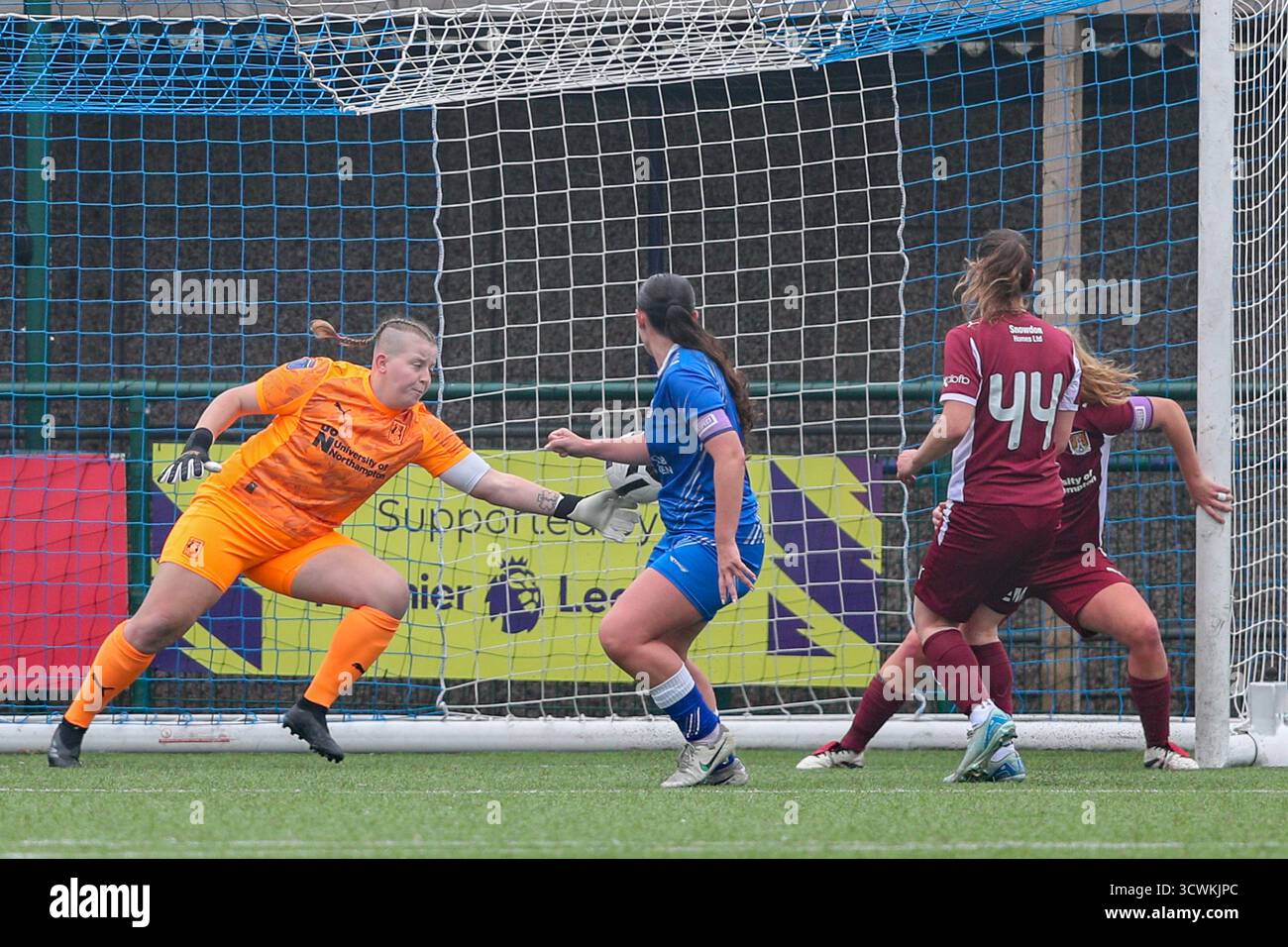 Sutton Coldfield, Royaume-Uni. 12 octobre 2025. Freya Smith bat la gardienne de northampton, Katie McLean, pour marquer le but de scond dans la Ligue nationale des femmes Sutton Coldfield Townv Northampton Town crédit : Clive Stapleton/Alamy Live News Banque D'Images
