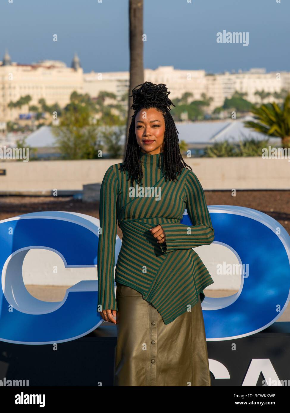 Cannes, France, 12 octobre 2025, Sonequa Martin-Green participe au MIPCOM Photocall : Boston Blue pendant le MIPCOM 2025 - le marché mondial des contenus de divertissement © Ifnm Press Banque D'Images
