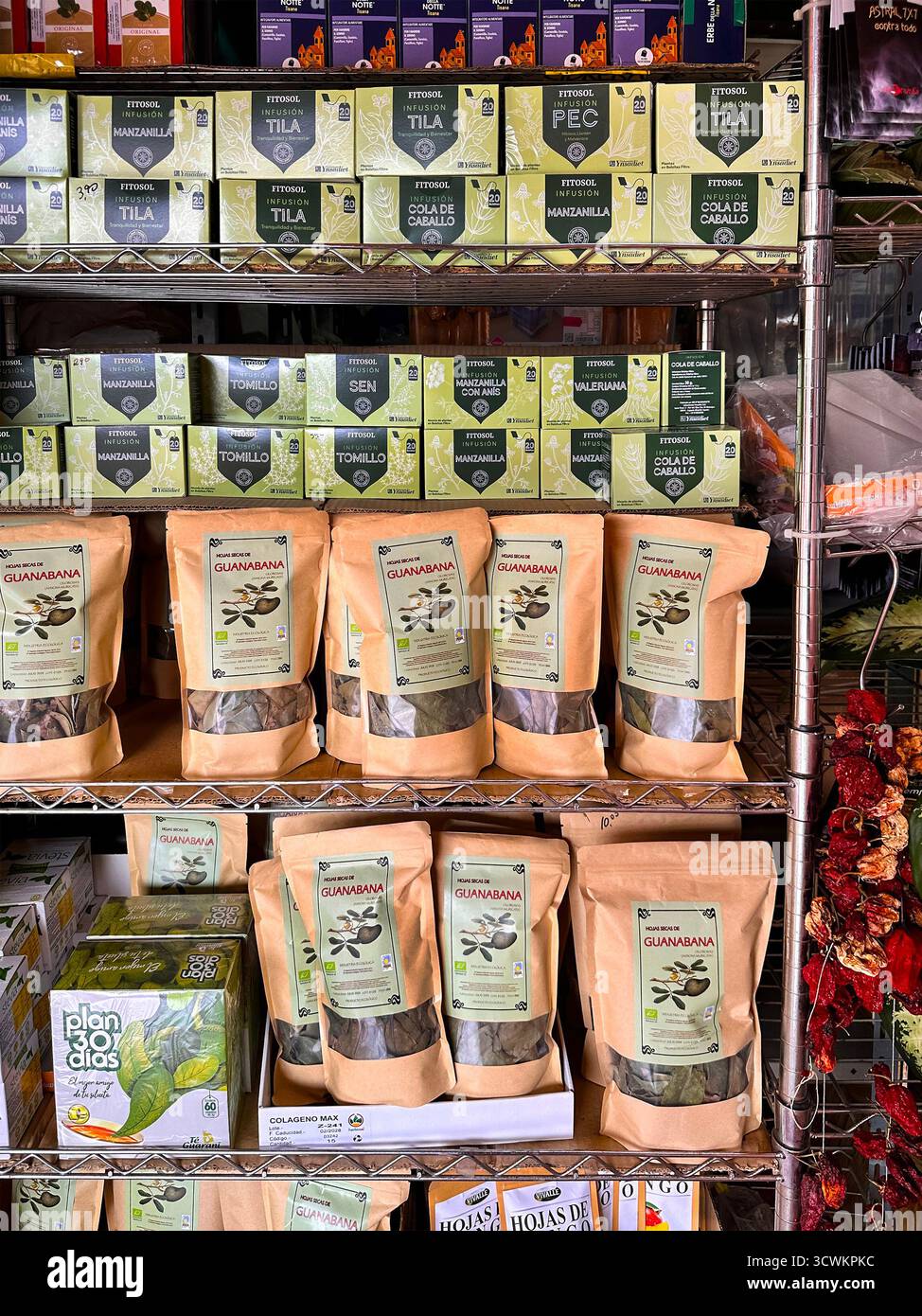 Exposition de diverses tisanes et produits guanabana emballés sur les étagères de l'épicerie métallique Tenerife Canaries - Image de stock capturée avec un smartphone