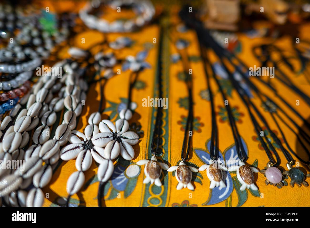Artisanat local à vendre sur un marché à Madagascar. Des paniers faits à la main, des textiles, des sculptures et des bijoux mettent en valeur l'art et le patrimoine culturel de Mala Banque D'Images
