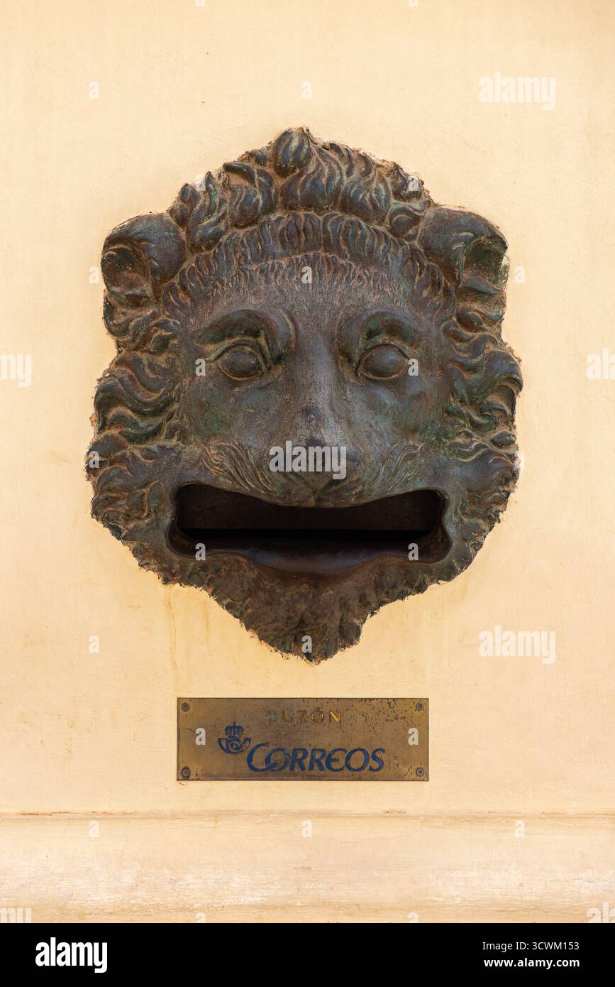 Une boîte aux lettres avec un visage de lion trouvée dans le sud de l'Espagne. Banque D'Images