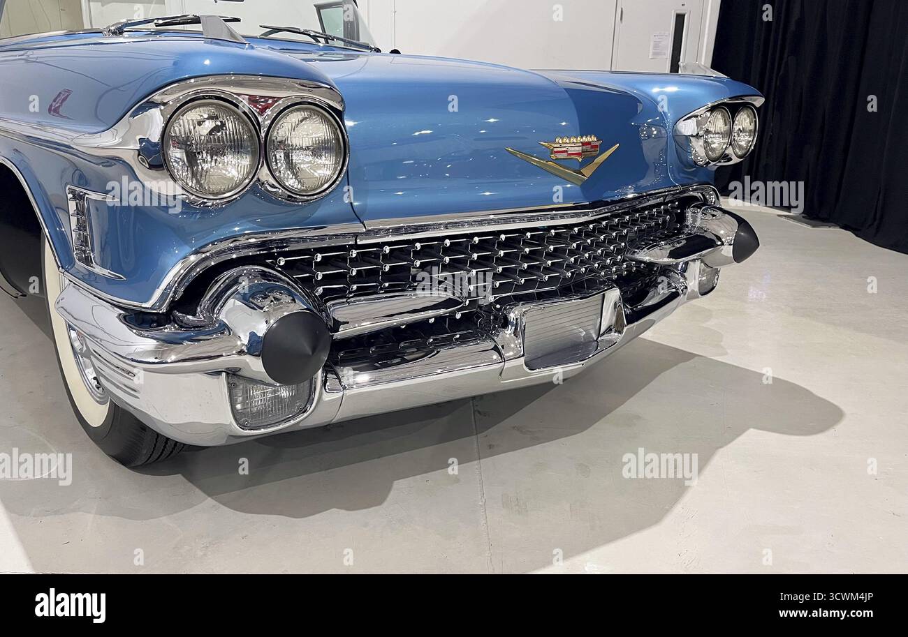 Monterey, CALIFORNIE, États-Unis, 13 août 2025 – Une Cadillac Eldorado Biarritz 1958 magnifiquement restaurée est présentée lors de l'événement Motorlux car week, la Classic car week . Banque D'Images