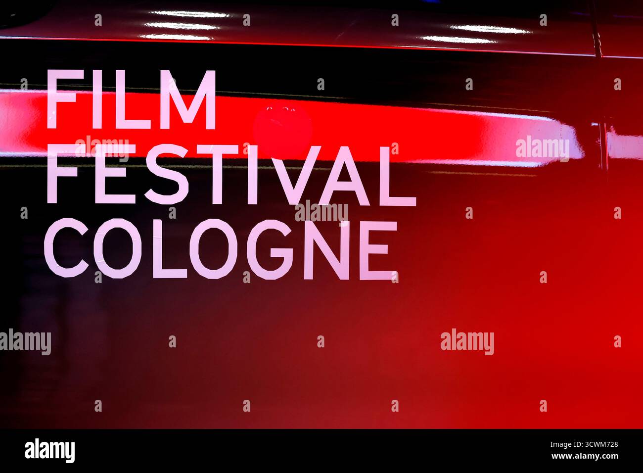 DAS logo des film Festival Cologne 2025 BEI der Premiere des Köln-Tatort Tatort : Die Schöpfung im Rahmen des film Festival Cologne 2025 im Filmpalast. Themenbild, Symbolbild Köln, 12.10.2025 NRW Deutschland *** le logo du Festival du film de Cologne 2025 lors de la première de la scène de crime de Cologne Tatort Die Schöpfung dans le cadre du Festival du film de Cologne 2025 au Filmpalast image thème, image symbolique Cologne, 12 10 2025 NRW Allemagne Copyright : xChristophxHardtx Banque D'Images