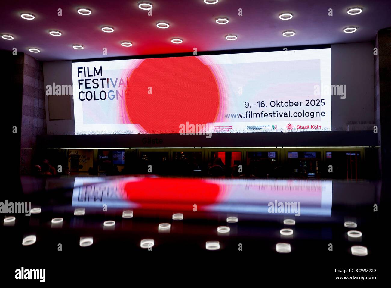 DAS logo des film Festival Cologne 2025 BEI der Premiere des Köln-Tatort Tatort : Die Schöpfung im Rahmen des film Festival Cologne 2025 im Filmpalast. Themenbild, Symbolbild Köln, 12.10.2025 NRW Deutschland *** le logo du Festival du film de Cologne 2025 lors de la première de la scène de crime de Cologne Tatort Die Schöpfung dans le cadre du Festival du film de Cologne 2025 au Filmpalast image thème, image symbolique Cologne, 12 10 2025 NRW Allemagne Copyright : xChristophxHardtx Banque D'Images