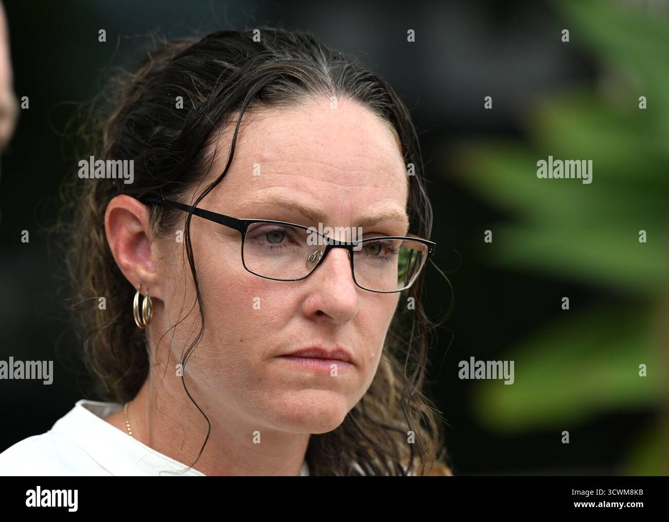Brisbane, Australie. 13 octobre 2025. Toni Baird, partenaire du lecteur de compteurs Kane Minion est vu en dehors de l'enquête sur la mort d'un lecteur de compteurs Energy Queensland mutilé à mort par des chiens, au tribunal de première instance de Southport sur la Gold Coast, lundi 13 octobre 2025. L'entrepreneur d'Energex, Kane Minion, a été mortellement attaqué par deux chiens alors qu'il travaillait dans une propriété à Greenbank, au sud de Brisbane, en décembre 2022. (AAP image/Darren England) NO ARCHIVING Credit : Australian Associated Press/Alamy Live News Banque D'Images