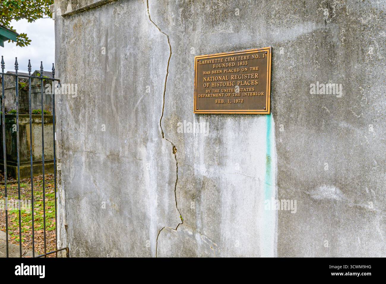 Nouvelle-Orléans, LOUISIANE, États-Unis - 3 octobre 2025 : marqueur du registre national des lieux historiques sur le mur à l'entrée du cimetière Lafayette no 1 dans le Garden District Banque D'Images