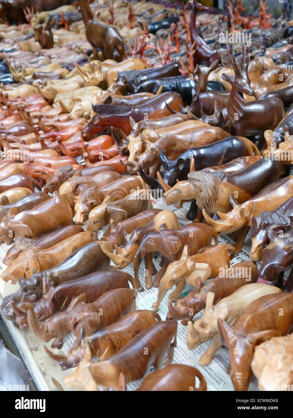 SHABA - LAC Nakari, KENYA - nov 11,2022 - figurines animales africaines en bois nichées dans le journal, créant une exposition artisanale complexe de cultura Banque D'Images