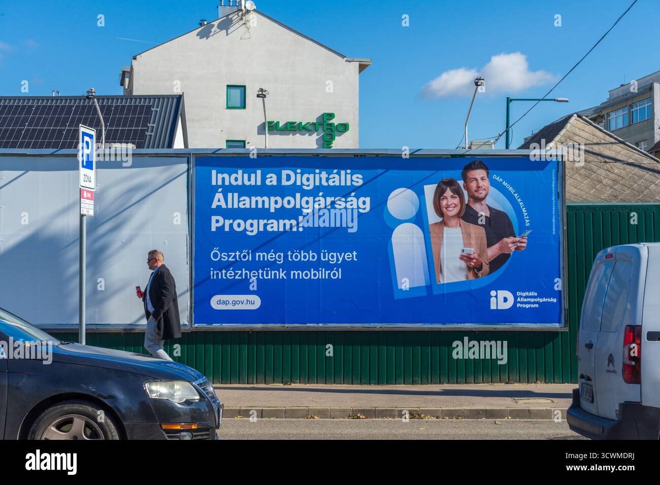 Panneau d’affichage à Budapest promouvoir le nouveau programme de citoyenneté numérique de la Hongrie, qui fait partie de l’initiative d’administration électronique du gouvernement. Banque D'Images