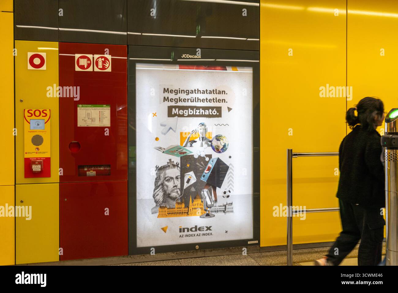 Publicité pour Index.hu, l’un des principaux portails d’information en ligne de Hongrie, affichée dans une station de métro de Budapest exploitée par JCDecaux. Banque D'Images