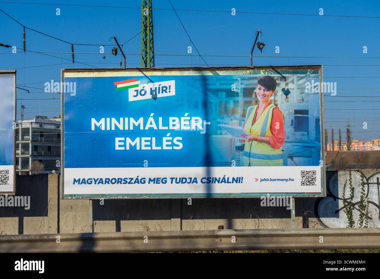 Panneau d’affichage gouvernemental en Hongrie promouvant une augmentation du salaire minimum, dans le cadre de la campagne « Good News » mettant l’accent sur la réussite économique menée par l’État. Banque D'Images