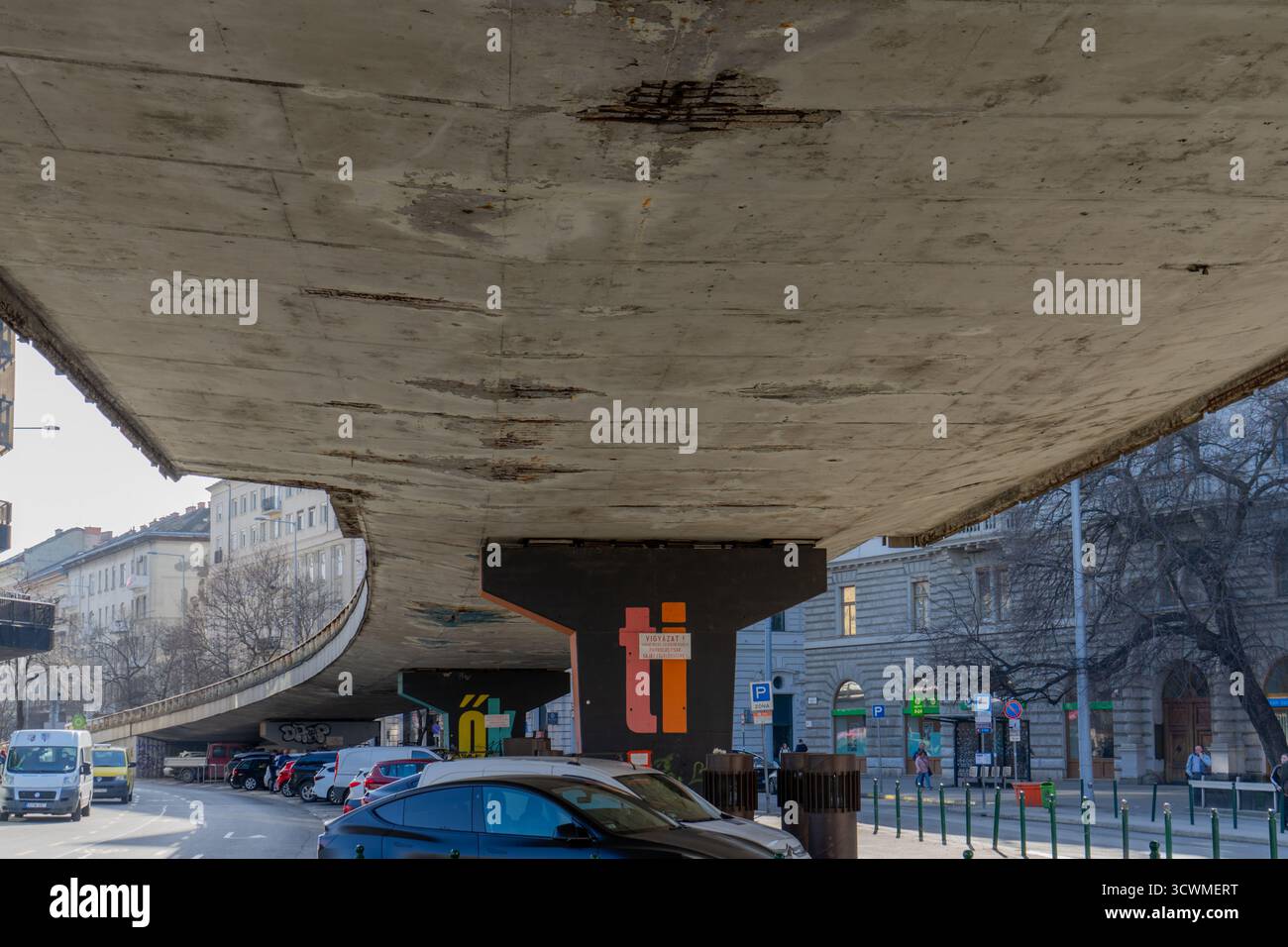 Structure en béton en décomposition du pont supérieur Nyugati à Budapest, montrant une corrosion visible et une négligence des infrastructures urbaines. Banque D'Images