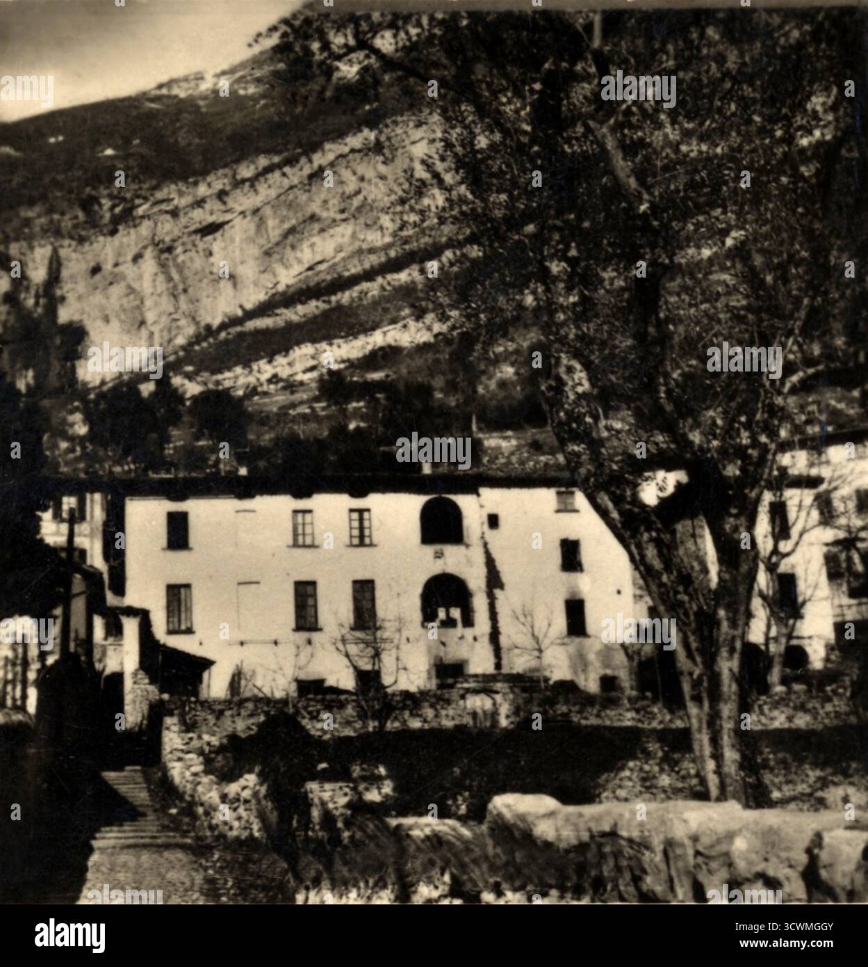 1950 c., Giulino di Mezzegra , Tremezzina , CÔME , ITALIE : le duce fasciste italien BENITO MUSSOLINI ( 1883 - 1945 ), les lieux de ses deux derniers jours et de sa mort à Giulino di Mezzegra , les 27 et 28 avril 1945 . Quand il a été arrêté par des partisans italiens alors qu'il tentait lâchement de s'échapper en Suisse , vêtu d'un uniforme nazi, caché dans un camion transportant des soldats nazis. Après son arrestation, il a été rejoint par son amante Claretta Petacci ( 1912 - 1945 ) dans cette ancienne maison. Dans un drame du destin, ils ont été abattus ensemble le 28 avril, devant la porte d'une villa. Photographe inconnu . - ritratto - Banque D'Images