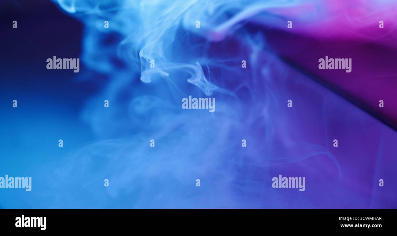 Vapeur fluorescente. Nuage de fumée. Flou bleu violet néon peinture splash acrylique texture de verre sous-marin se répandant sur fond abstrait. Banque D'Images
