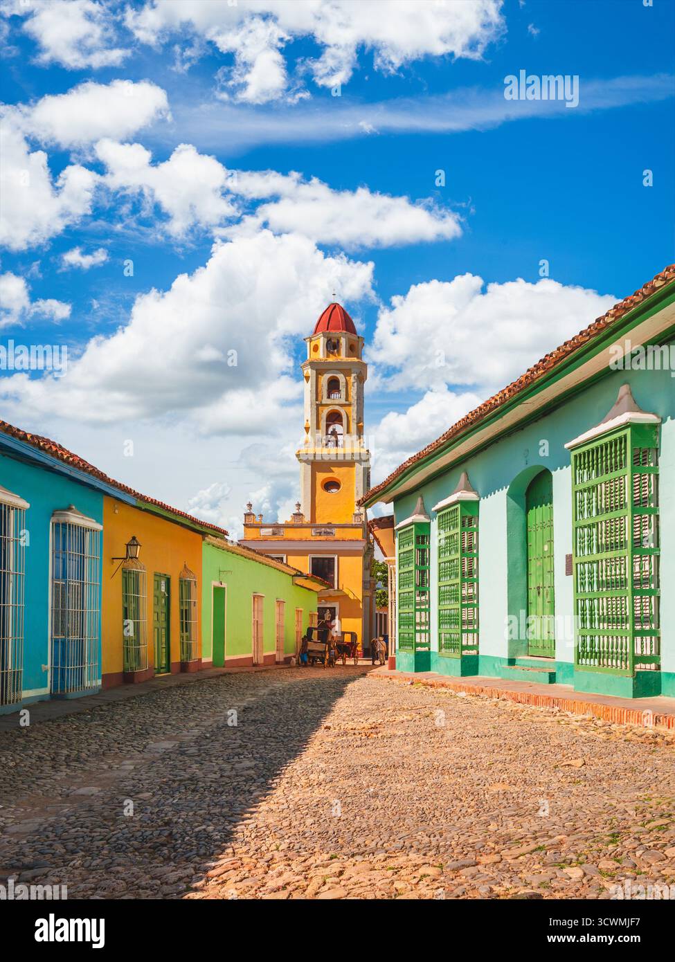 Vue sur la rue avec l'Iglesia y Convento de San Francisco à Trinidad, Cuba Banque D'Images