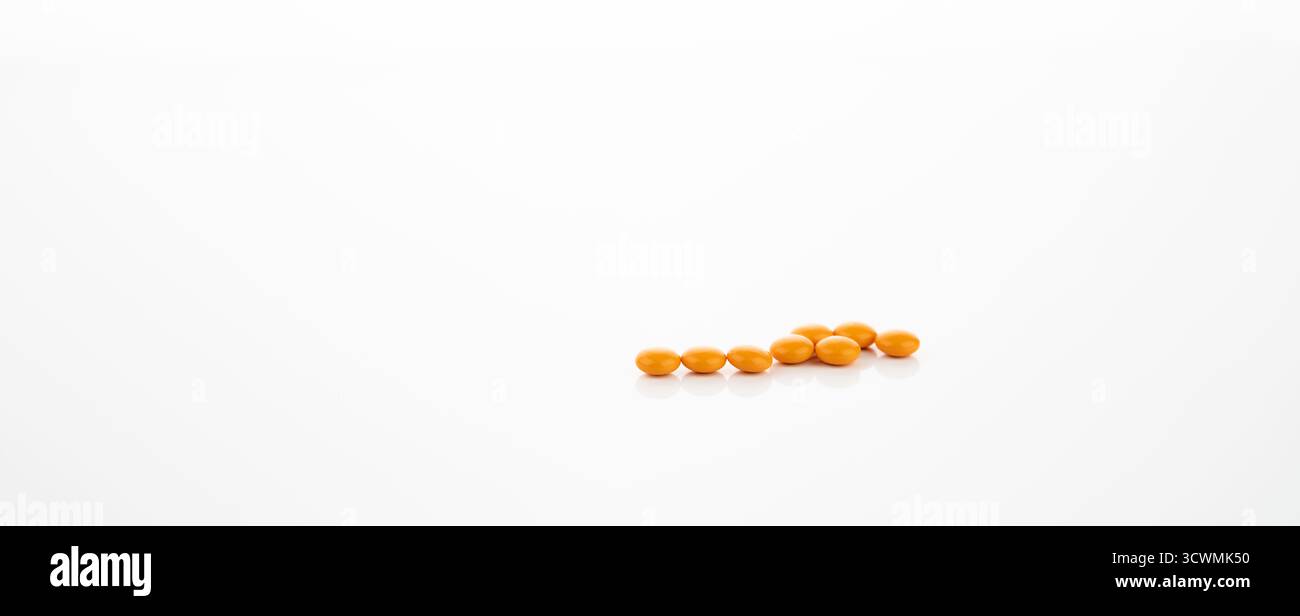 Comprimé enrobé de sucre jaune isolé sur fond blanc. Concept de médicament sur ordonnance dans l'industrie pharmaceutique, la santé et la médecine avec focus Banque D'Images