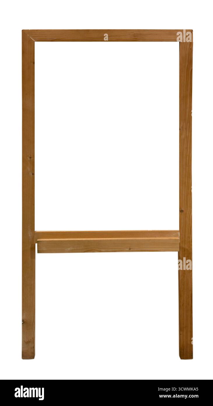Structure verticale haute en bois ou panneau En A-frame en bois naturel marron clair. Il dispose d'un grand espace intérieur blanc vierge pour la signalisation ou un po Banque D'Images
