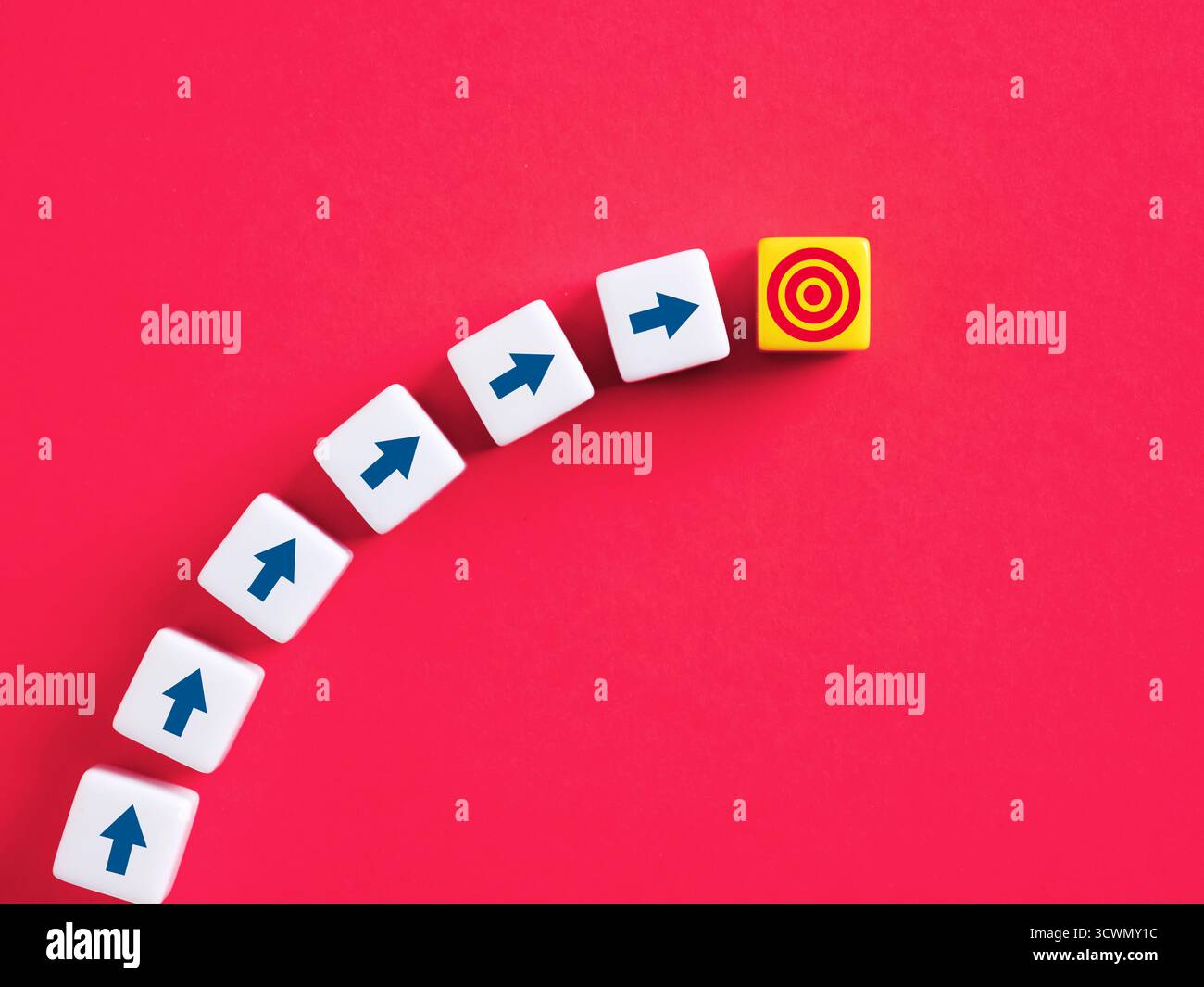 Blocs blancs avec des flèches bleues pointant vers un bloc jaune avec une cible symbolisant la réalisation d'un objectif commercial Banque D'Images