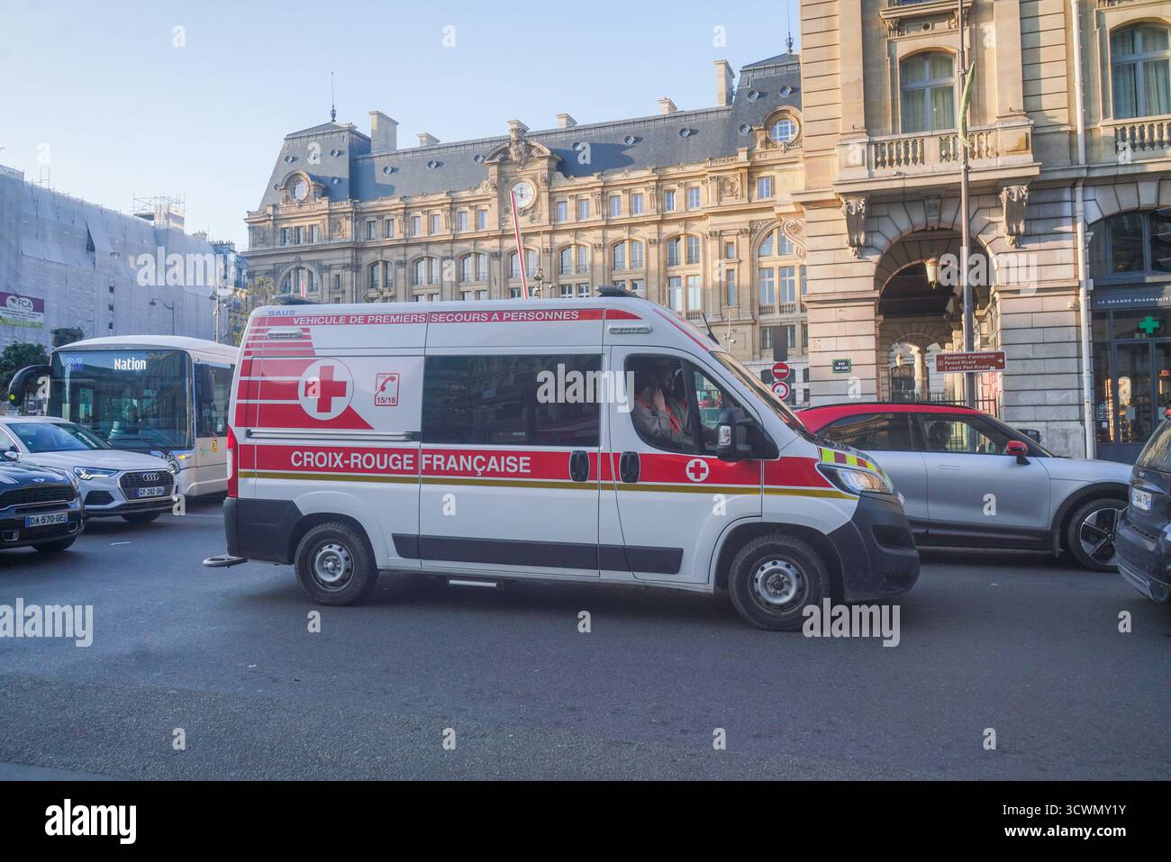Ambulance Croix-Rouge française, Paris, France Banque D'Images