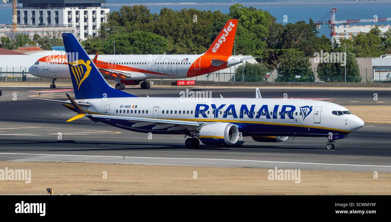 Avión de Línea Boeing 737 MAX de la aerolínea de bajo coste Ryanair en el aeropuerto de Lisboa con matrícula EI-HGS. Banque D'Images
