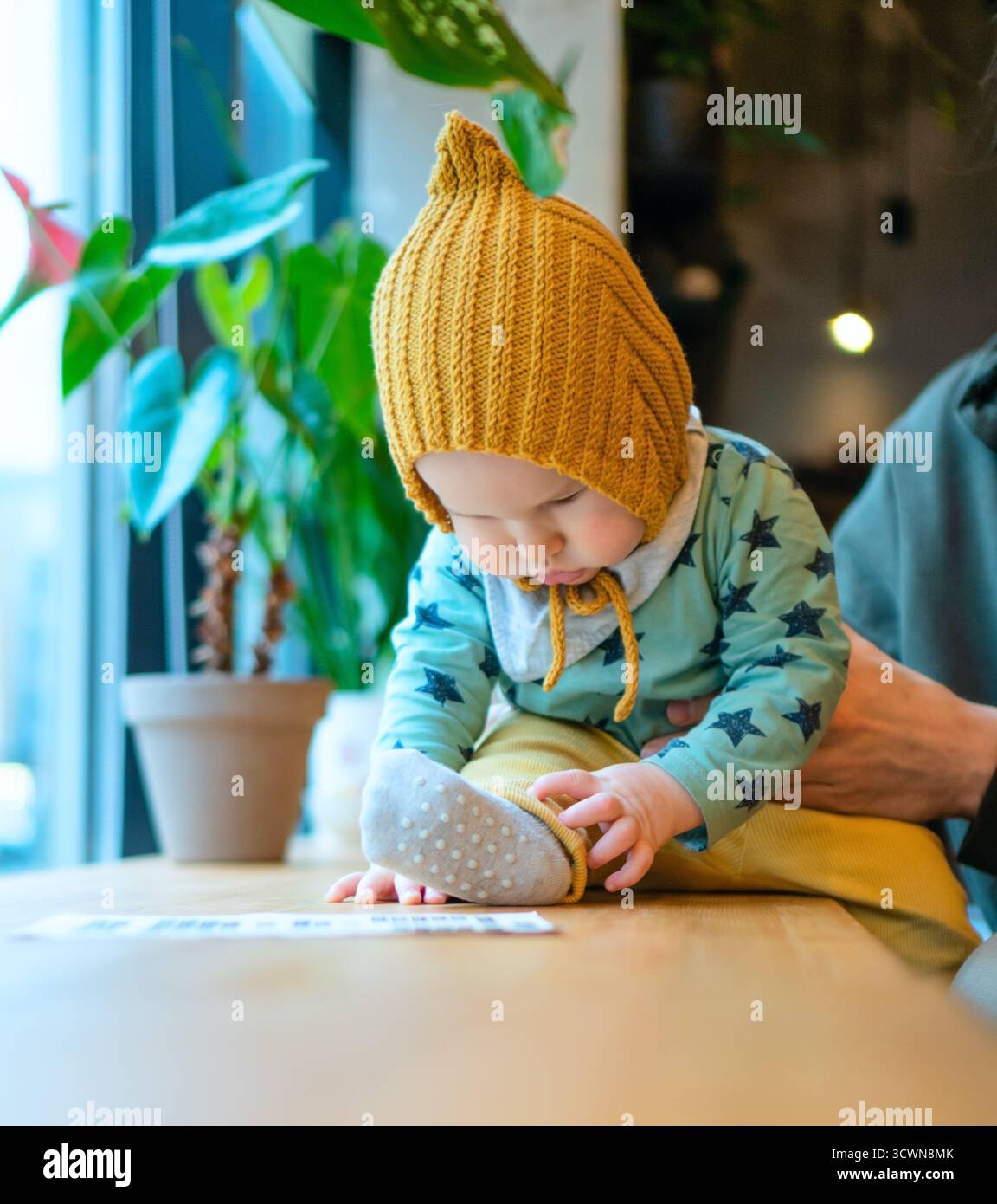 Papa souriant avec un enfant en bas âge dans un café, montrant l'amour et les soins de la famille. Parentalité moderne, temps de qualité, relation père-fils, valeurs de la famille et du bonheur. Banque D'Images