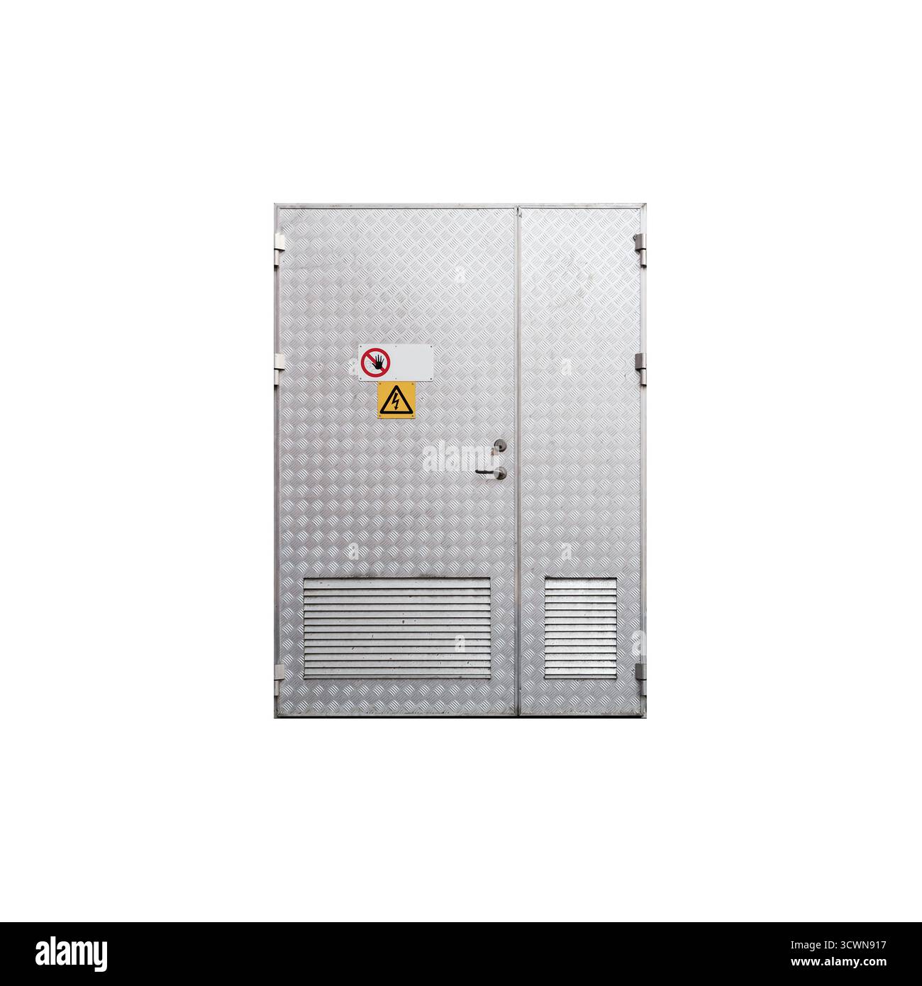 Double porte métallique avec panneaux d'avertissement haute tension isolés sur blanc. Texture de la photo de fond, vue de face Banque D'Images