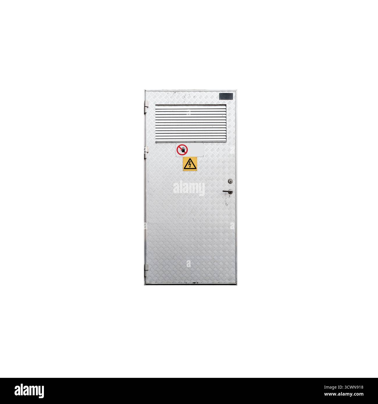 Porte métallique avec panneaux d'avertissement haute tension isolés sur blanc. Texture de la photo de fond, vue de face Banque D'Images