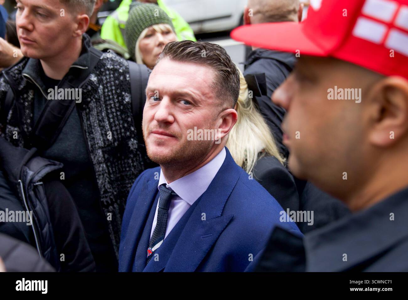 Londres, Royaume-Uni, 11 octobre 2025. Les activistes politiques Stephen Yaxley-Lennon, aussi connu sous le nom de Tommy Robinson, arrivent au tribunal de première instance de Westminster. Le personnage controversé est jugé pour ne pas avoir fourni à la police le numéro d'identification de son téléphone portable. Crédit : James Willoughby/ALAMY Live News Banque D'Images