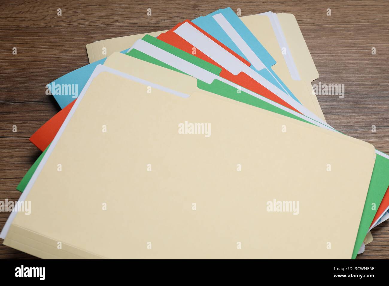 Beaucoup de documents dans des dossiers sur la table en bois, vue ci-dessus Banque D'Images