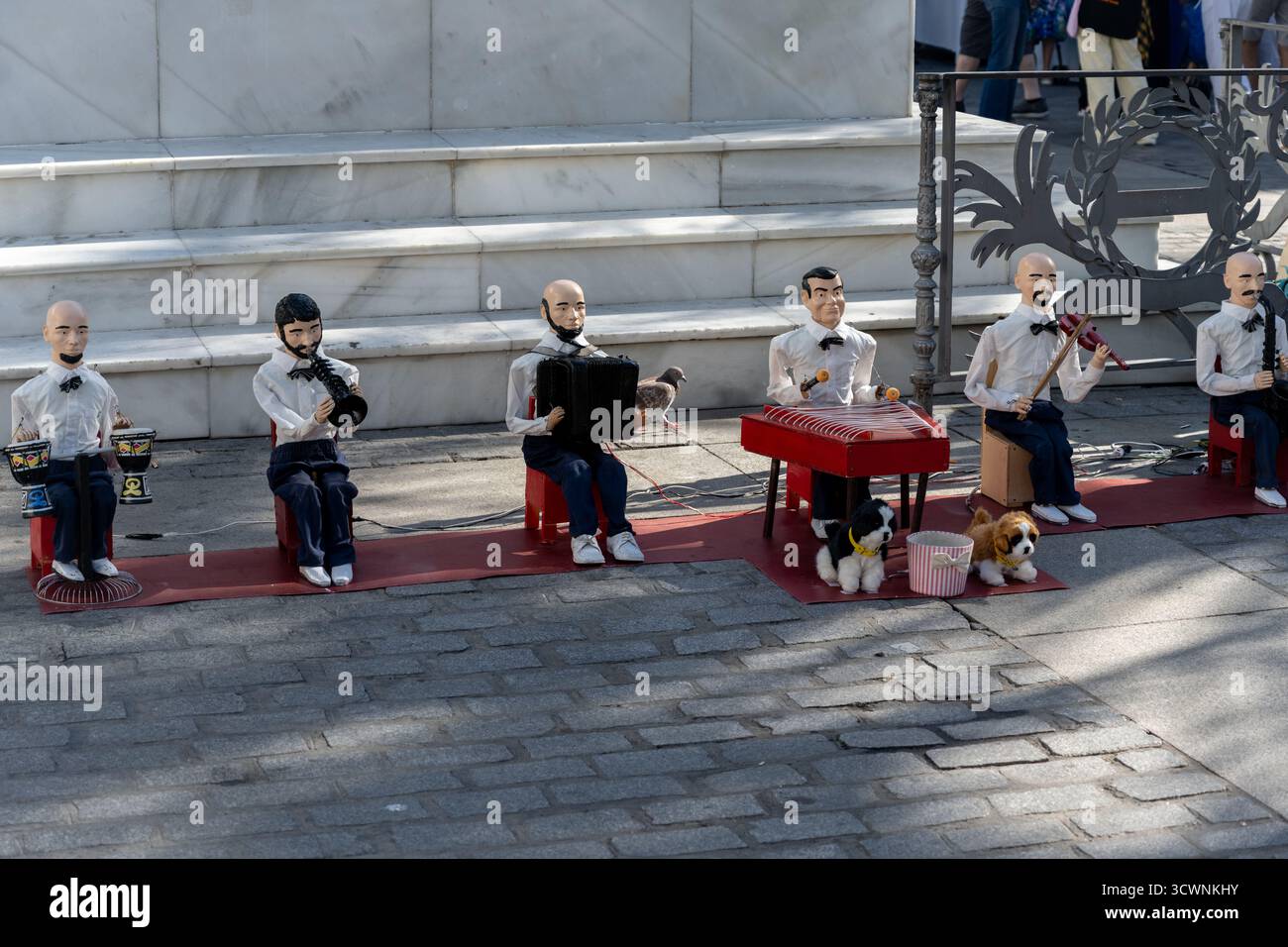 Spectacle de marionnettes avec instruments de musique dans les rues de Cadix, Andalousie, Espagne. Une performance artistique colorée et originale mêlant musique, fantaisie, Banque D'Images