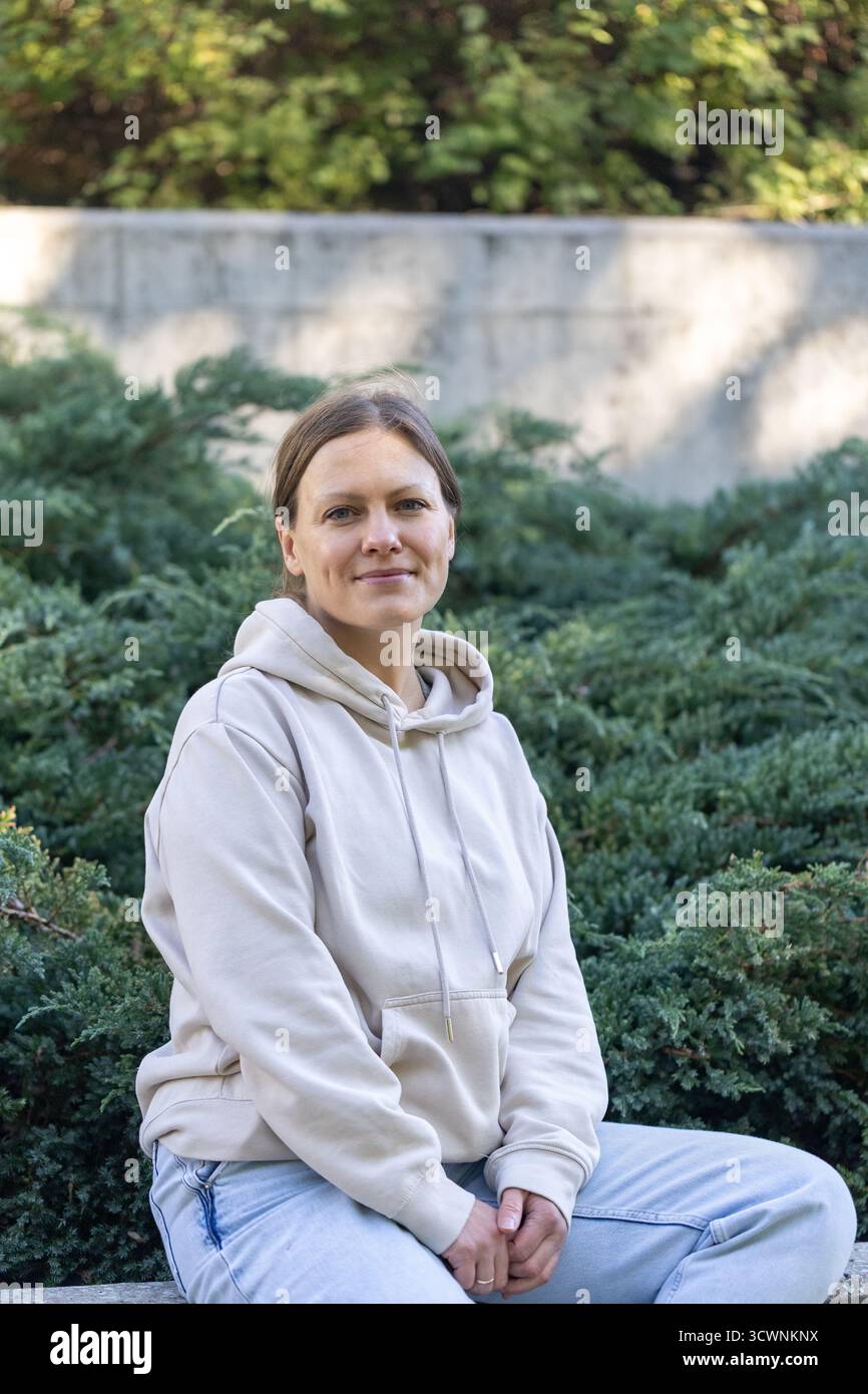 Portrait belle femme dans le parc de la ville Banque D'Images