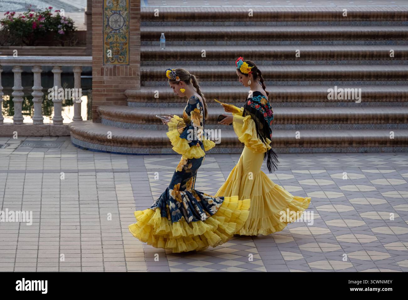 Sevilla, Espagne - 23 avril 23 : deux danseurs en robes traditionnelles jouant sur un sol carrelé Banque D'Images