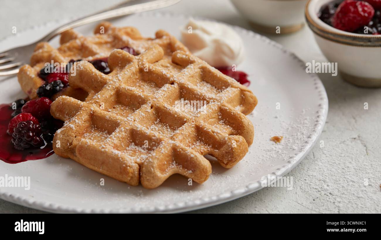 Gaufres avec compote de baies Banque D'Images