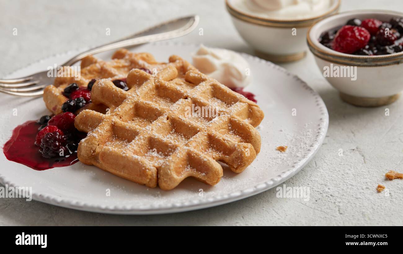 Gaufres avec compote de baies Banque D'Images