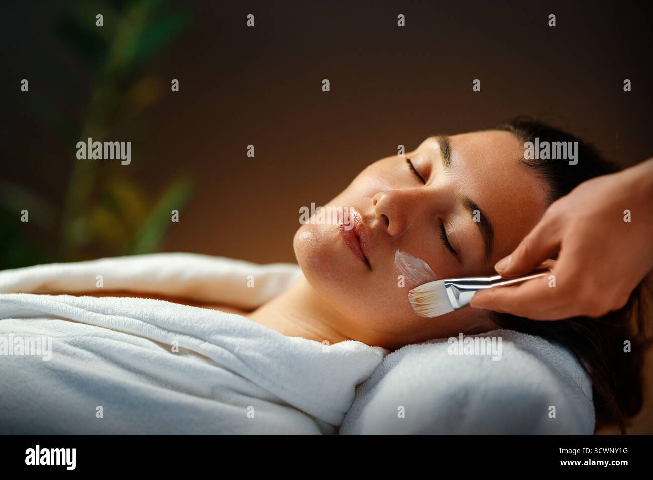 Soins du visage dans le salon spa. Soins de la peau et massage. Cosmétologue au travail Banque D'Images