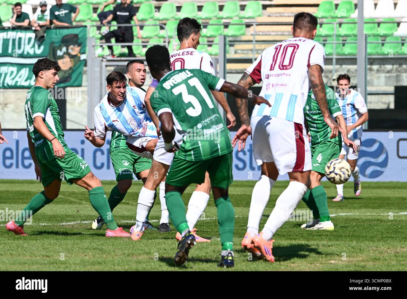 Monopoli, Italie. 12 octobre 2025. Monopoli, Italie, 12 octobre 2025 : Galo Capomaggio de l'US Salernitana marque le but 0-1 lors du match de Serie C SKY WI-Fi opposant le SS Monopoli et l'US Salernitana au Stadio Vito Simone Veneziani le 12 octobre 2025 à Monopoli, Italie. Crédit : Nicola Ianuale/Alamy Live News Banque D'Images