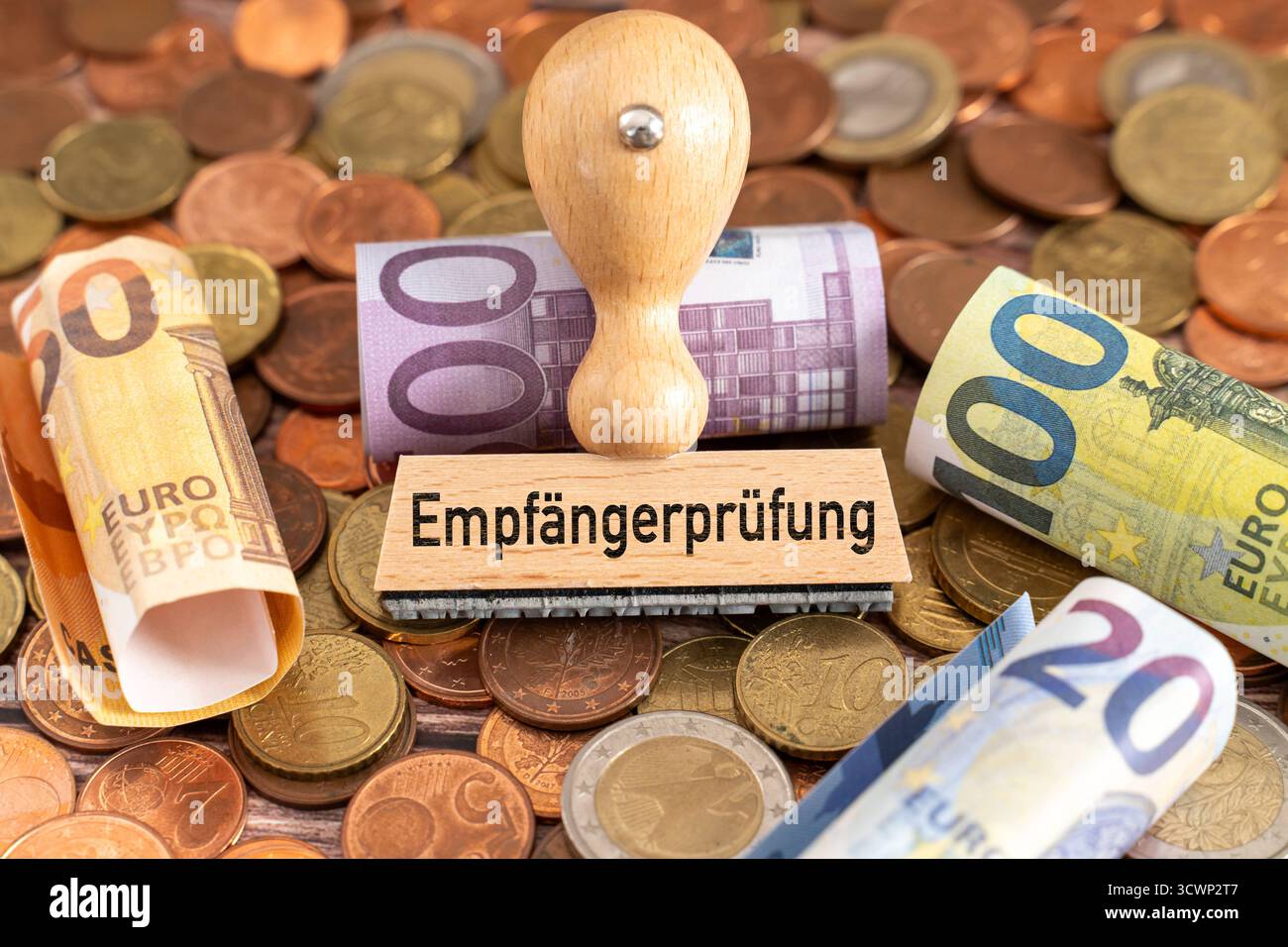 Bavière, Allemagne - 11 octobre 2025 : PHOTOMONTAGE, Un timbre avec l'inscription : chèque du destinataire, entouré de pièces et billets en euros. Photo symbolique pour la vérification des bénéficiaires des virements bancaires en vertu des nouvelles réglementations SEPA et IBAN *** FOTOMONTAGE, Ein Stempel mit der Aufschrift : Empfängerprüfung, umgeben von Euro-Münzen und Geldscheinen. Symbolfoto für die Prüfung von Zahlungsempfängern BEI Banküberweisungen im Rahmen neuer SEPA- und IBAN-Regelungen Banque D'Images