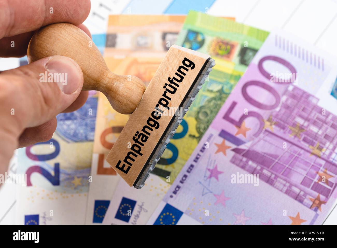 Bavière, Allemagne - 11 octobre 2025 : PHOTOMONTAGE, Un timbre avec l'inscription : chèque du destinataire, entouré de pièces et billets en euros. Photo symbolique pour la vérification des bénéficiaires des virements bancaires en vertu des nouvelles réglementations SEPA et IBAN *** FOTOMONTAGE, Ein Stempel mit der Aufschrift : Empfängerprüfung, umgeben von Euro-Münzen und Geldscheinen. Symbolfoto für die Prüfung von Zahlungsempfängern BEI Banküberweisungen im Rahmen neuer SEPA- und IBAN-Regelungen Banque D'Images
