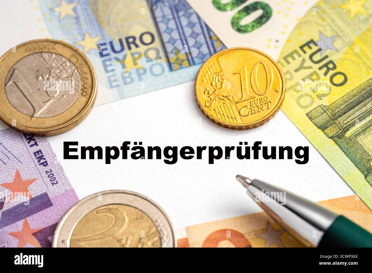 Bavière, Allemagne - 11 octobre 2025 : PHOTOMONTAGE, Un document avec l'inscription : chèque du destinataire, entouré de pièces et billets en euros. Photo symbolique pour la vérification des bénéficiaires des virements bancaires en vertu des nouveaux règlements SEPA et IBAN *** FOTOMONTAGE, Ein Dokument mit der Aufschrift : Empfängerprüfung, umgeben von Euro-Münzen und Geldscheinen. Symbolfoto für die Prüfung von Zahlungsempfängern BEI Banküberweisungen im Rahmen neuer SEPA- und IBAN-Regelungen Banque D'Images