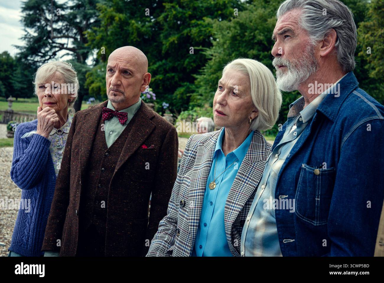 The Thursday Murder Club (2025) réalisé par Chris Columbus et mettant en vedette Celia Imrie, Ben Kingsley, Helen Mirren et Pierce Brosnan. Quatre retraités résolvent des meurtres de cas froids jusqu'à ce qu'une mort mystérieuse transforme leur passe-temps en un whodunit palpitant. Publicité toujours À USAGE ÉDITORIAL EXCLUSIF. Crédit : BFA / Netflix Banque D'Images