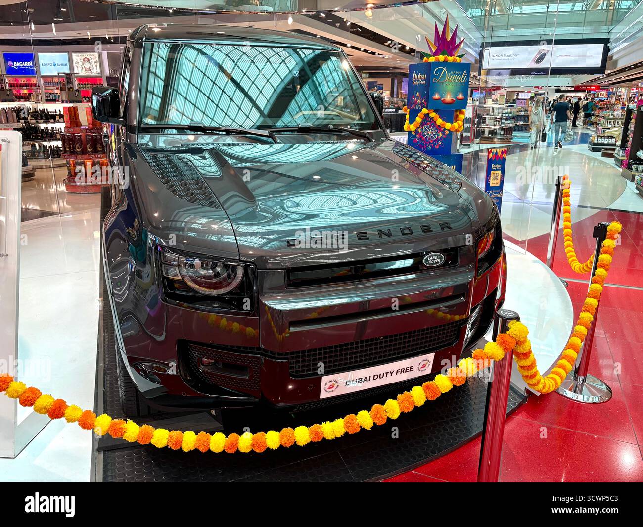 Aéroport international de Dubaï, terminal 3, loterie pour gagner un Land Rover Defender à l'aéroport de Dubaï duty free, moyen-Orient, eau - Image de stock capturée avec un smartphone