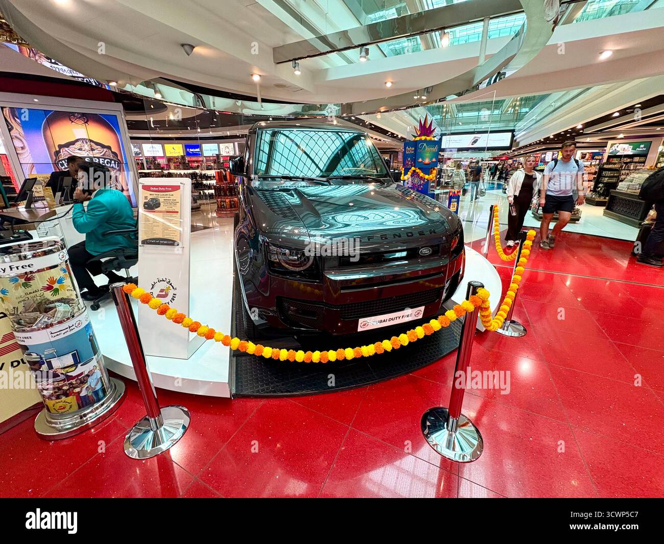Aéroport international de Dubaï, terminal 3, loterie pour gagner un Land Rover Defender à l'aéroport de Dubaï duty free, moyen-Orient, eau - Image de stock capturée avec un smartphone