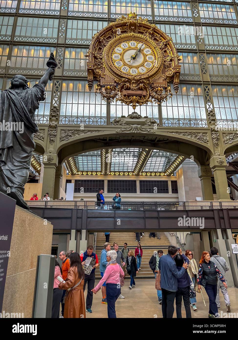 Paris, France, foule, touristes, vue à l'intérieur du Musée d'Art moderne français, 'Musée d'Orsay', sculpture française, Frédéric-Auguste Bartholdi, 'liberté' Banque D'Images
